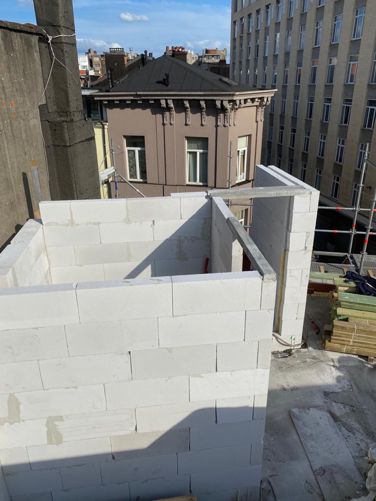 Eerste fase na afbraak bestaande dakpakket opmetsen van muren
